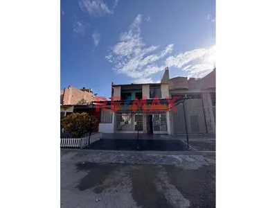 Casa De 2 Pisos En Manuel Arévalo