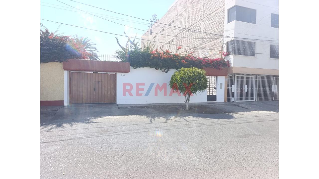Se Vende Linda Casa En Urb Pescaserolli