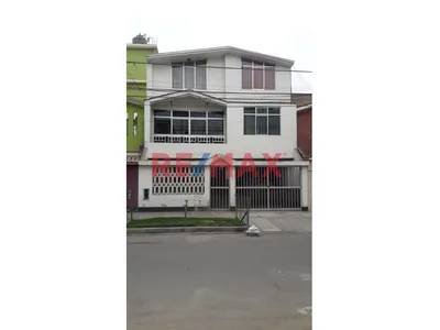 Venta De Casa De 3 Pisos De 160M2 En Los Olivos Con Cochera
