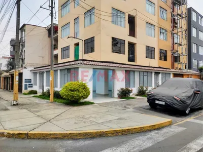 Local Comercial En Esquina Primer Piso En Urb. Mayorazgo - Ate
