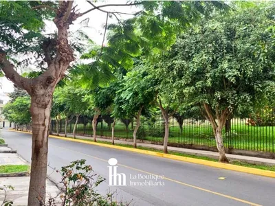 Venta de Casa en Surquillo - Lima 4 Dormitorios 