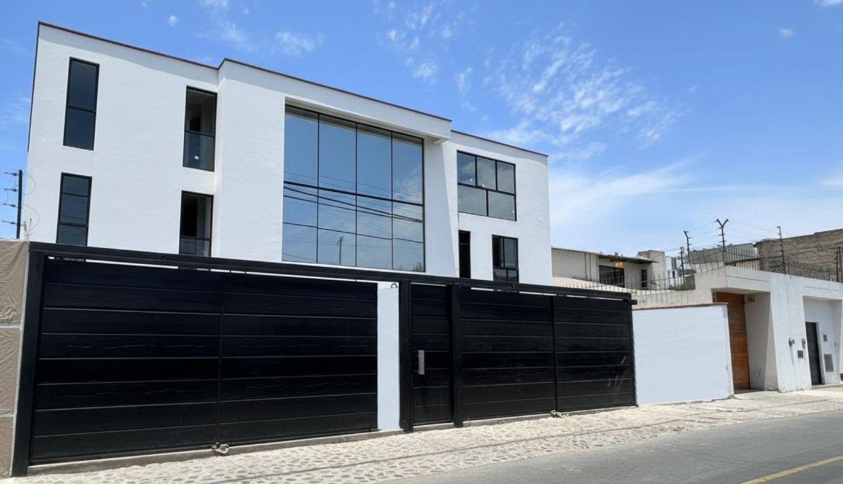 Venta de Casa en Santiago de Surco - Lima 4 Dormitorios 
