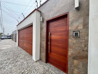 Venta de Casa en Santiago de Surco - Lima 5 Dormitorios