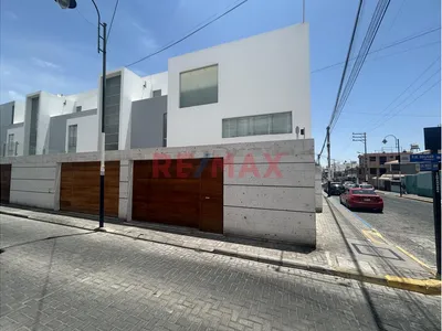 Se Alquila Amplio Dpto. Triplex En La Calle Misti - Yanahuara