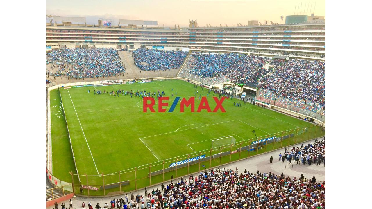 Palco En Tribuna Occidente En El Estadio Monumental De Universitario Deportes