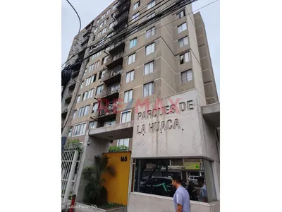 Disfruta De Un Hogar Cálido, Funcional Y Con Una Ubicación Privilegiada. Este Departamento Combina La Comodidad De Sus Ambientes Con Una Vista Panorámica Permanente Hacia El Parque, La Huaca Y El Mar.