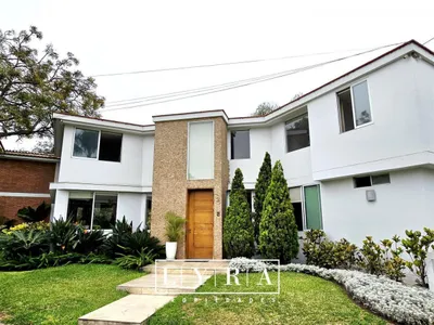 Casa en venta · Tuqui Urco, Santiago de Surco · 320 m², 4 dorm.