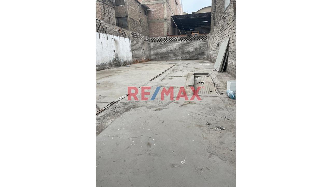Alquiler Terreno Comercial En Gamarra – 300 M2