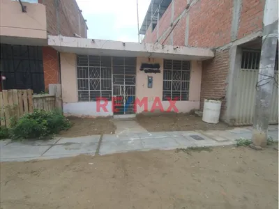 Casa En Venta Como Terreno En Almirante Miguel Grau - Piura