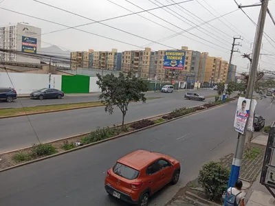 Segundo piso de casa  en zona comercial, 2 departamentos y una oficina amplia.