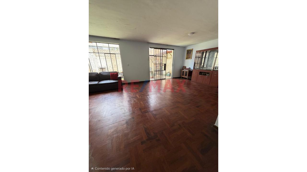 Venta De Casa Frente A Parque En Surco