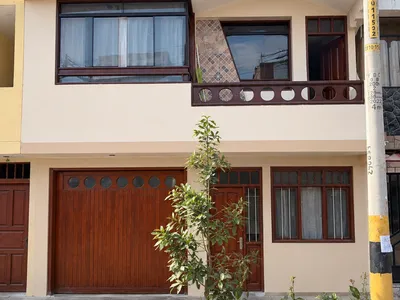 Casa amplia en venta, Urb. Alto Mochica