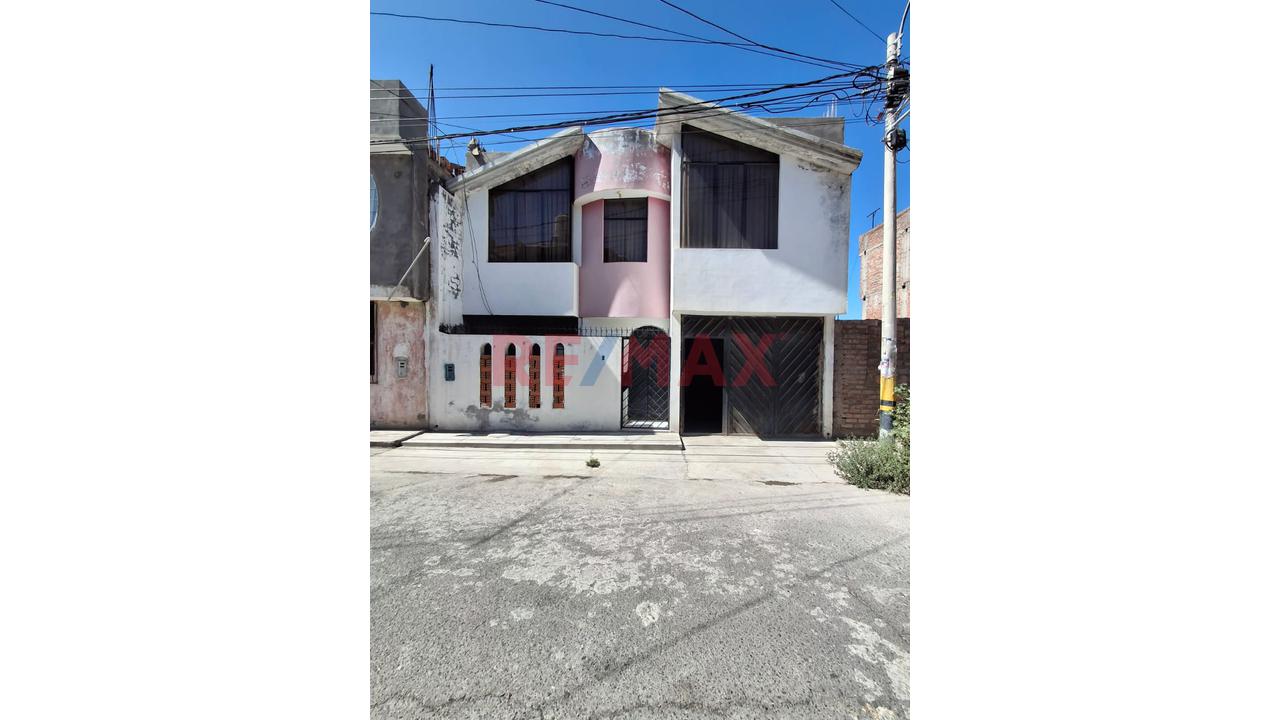 ¡Amplia Casa De 2 Niveles En Venta!