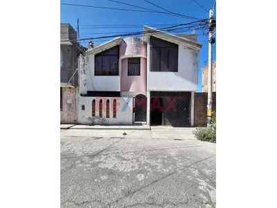 ¡Amplia Casa De 2 Niveles En Venta!