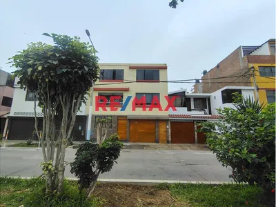 Casa/Departamento En Primer Piso, Frente A Parque, Con Cochera Incluida Y Excelente Ubicación En La Perla, Limite Con San Miguel.