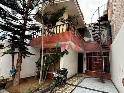 Casa De 3 Pisos En Venta - Lurín
