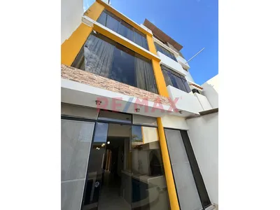 🏡 En Alquiler Casa De 3 Pisos  Con Piscina – 14 Habitaciones Con Baño At 242M2  Ac 318M2 Laguna Del Chipe