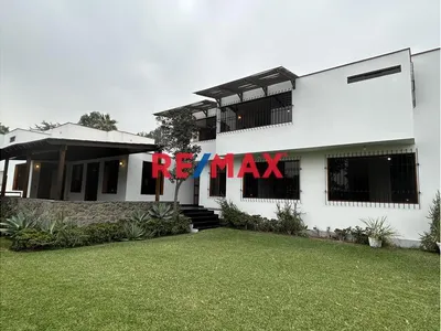 🏡 Exclusiva Residencia Con Piscina, Amplio Jardín Y Departamento Independiente En Las Lagunas De La Molina 🌿