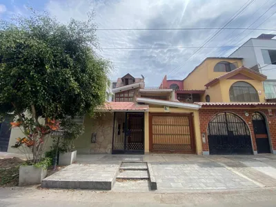 Venta de Casa en Santiago de Surco - Lima 4 Dormitorios