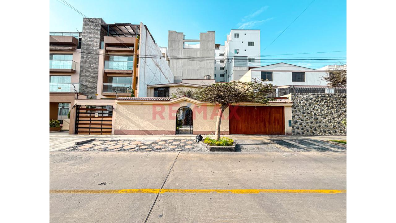 Venta De Casa De 2 Pisos En San Borja De 322M2 Con 2 Cocheras