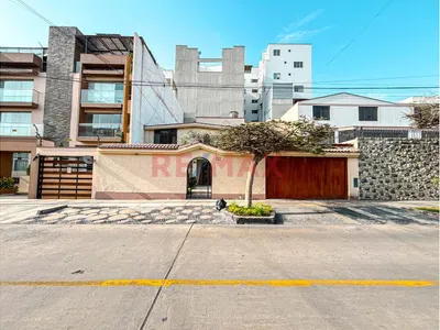 Venta De Casa De 2 Pisos En San Borja De 322M2 Con 2 Cocheras