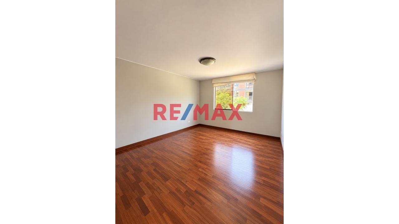 🏡 Alquiler De Amplio Departamento Frente A Parque En La Castellana – Surco
