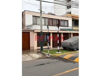 Casa Frente A Parque En Santa Catalina | 250 M² De Terreno