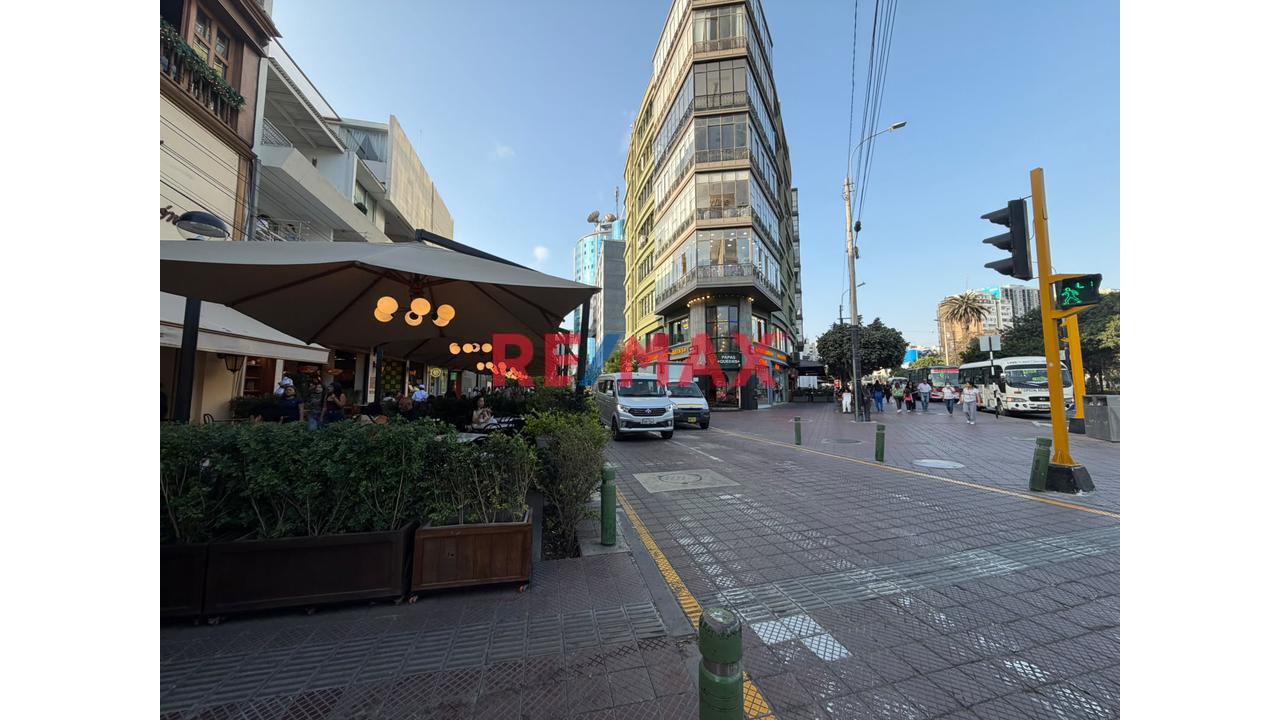 Local Comercial Frente Al Parque Kennedy – Miraflores | Una Ubicación Estratégica Para Tu Marca