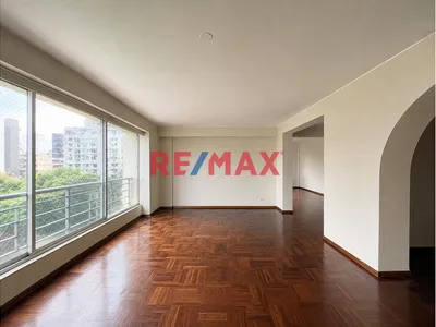 Departamento En Venta San Isidro - Frente Embajada De Chile / 2 Depas En 1