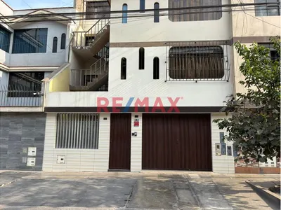 Vive En Este Amplio Departamento En Primer Piso, Ubicado En La Urb. Los Ficus