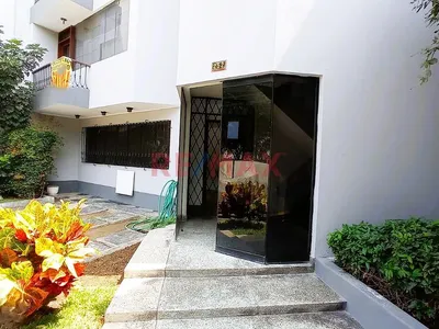 Alquiler De Departamento En Primer Piso Con Cochera Y Dos Dormitorios