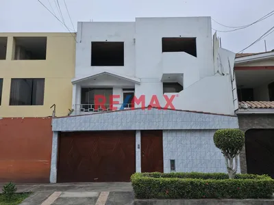 Casa De 3 Pisos En La Perla