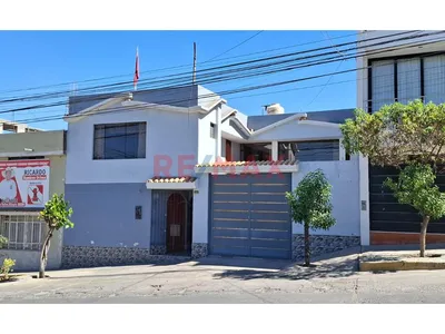 Casa Urbana Con Dos Departamentos Independientes En Plena Av Principal