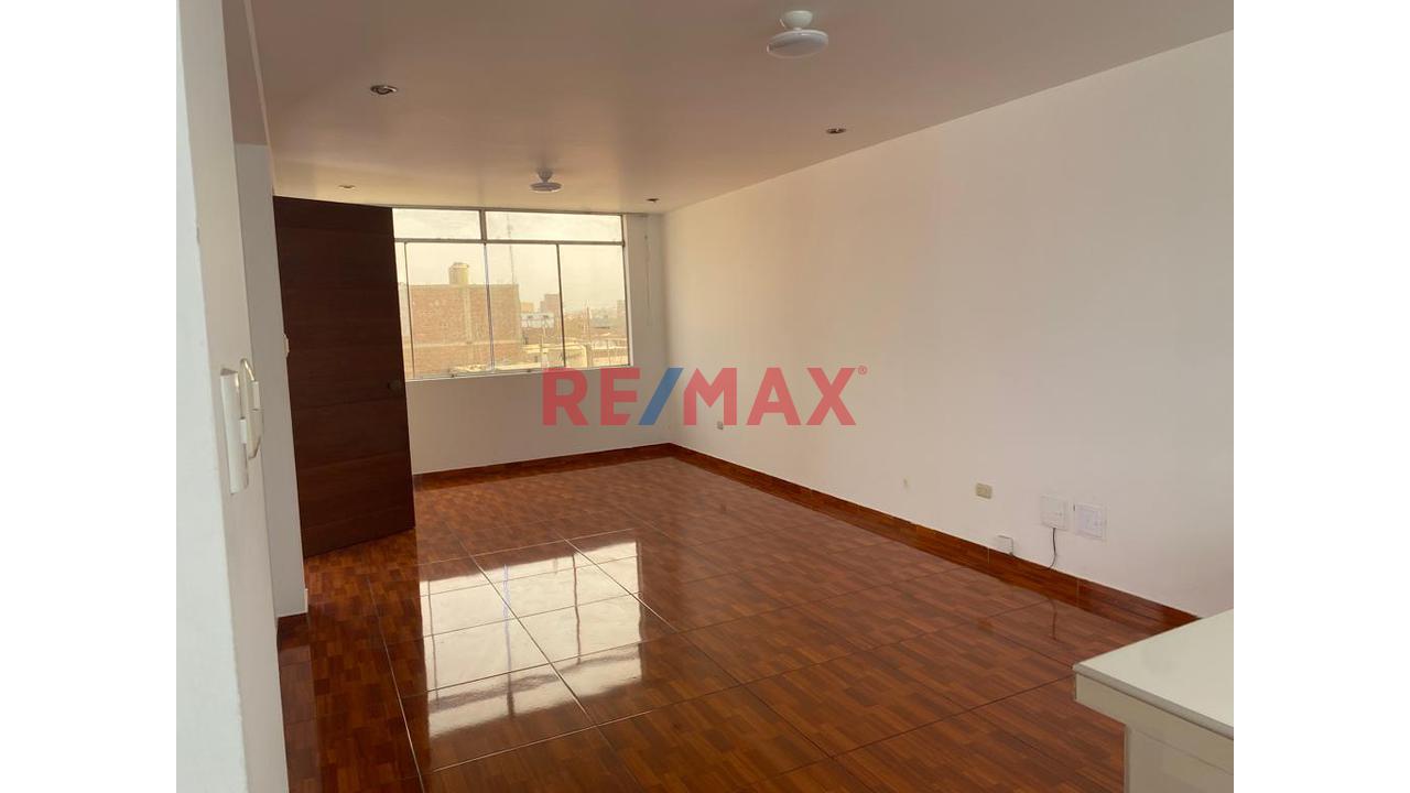Se Alquila Departamento De 100Mt En Urb Los Jardines En Smp