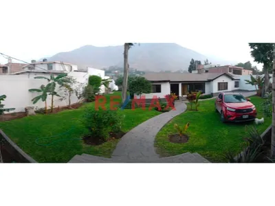Venta De Casa Con Pscina Y Dos Bungalows En Chaclacayo