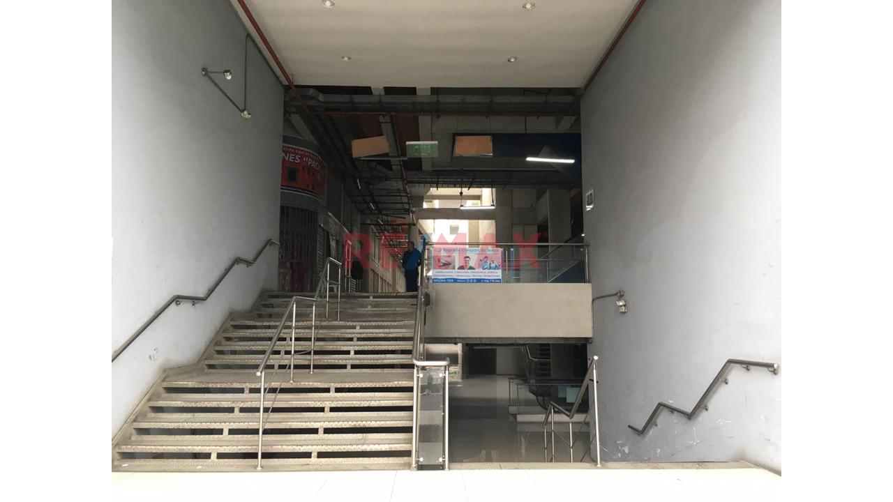 Local Comercial - Venta - Cercado De Lima En  Segundo Piso Con Balcon Vista Exterior