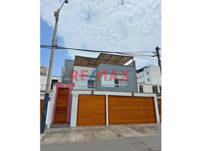 “Casa En Venta _ Frente A Parque _ Urb. Vista Alegre _ Santiago De Surco "