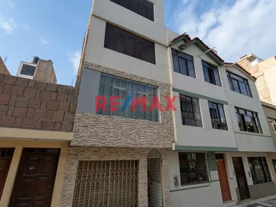 Local En Izaga - Centro De Chiclayo - Ideal Para Consultorios