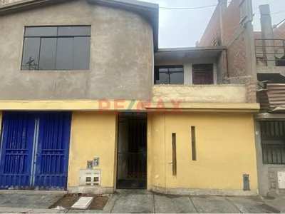 Se Vende Amplia Casa De 2 Pisos Ubicada En Una Zona Estratégica De Villa Los Reyes