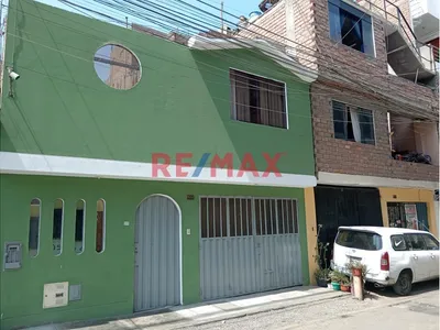 Casa De Un Piso Y Medio En Buena Ubicacion En Los Olivos