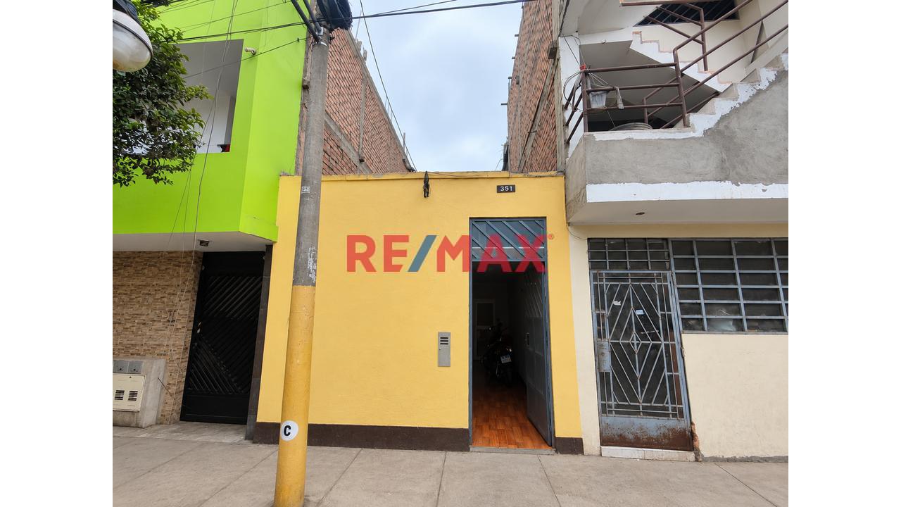 ¡Inversionistas! Casa Como Terreno De 67.68 M² En Ate