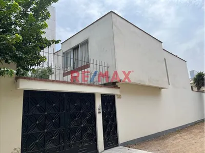 Casa En Pasaje Con Amplio Terreno Y Jardin , Perfecta Para Remodelar A Tu Gusto
