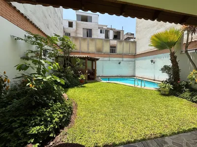 Venta de Casa en Santiago de Surco - Lima 8 Dormitorios