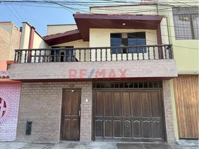 Vendo Casa De Dos Pisos En La Perla