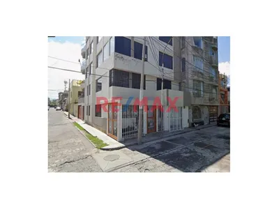Se Alquila Local Comercial Frente A Parque A 2 Cuadras De Av Eeuu - Jlb Y Rivero