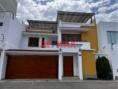 Se  Vende Hermosa Casa De 3 Pisos Con Excelentes Acabados En Urbanización El Golf A 850,000 Dólares