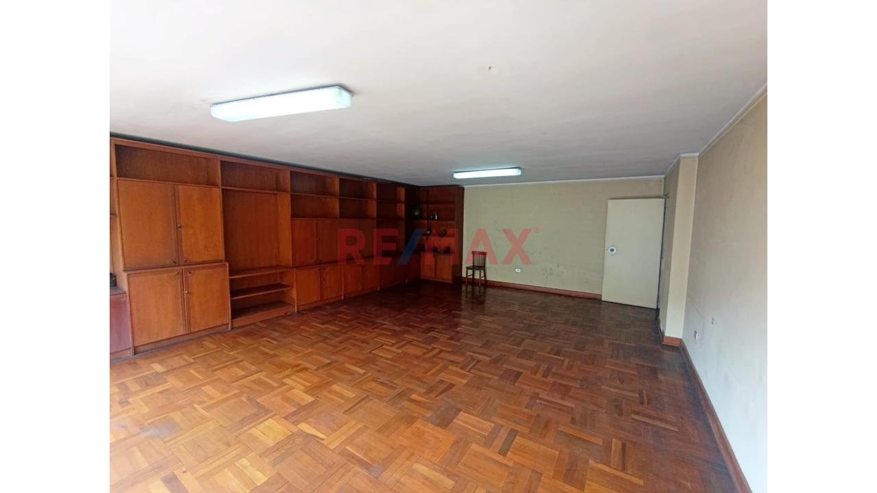Venta De Oficina En Av. Garcilazo De La Vega  Cercado De Lima - 198.40 M2