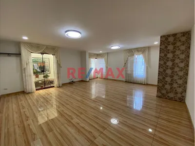 Amplio Departamento En Primer Piso Con Cochera Independiente En Urb Los Robles De La Molina