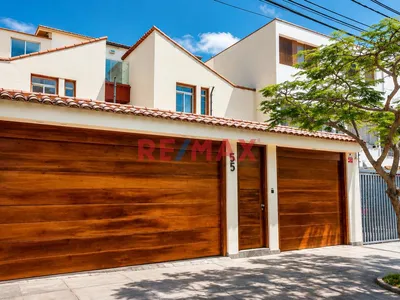 Se Vende Exclusiva Casa Totalmente Remodelada *250 M2 * Jardín, Terraza, 4 Dormitorios Y Doble Cochera En Las Gardenias – Surco *Ubicación Privilegiada