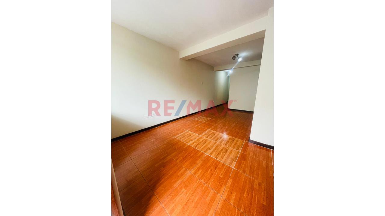 Venta De Departamento En 1Er Piso - Urb. Cipreces